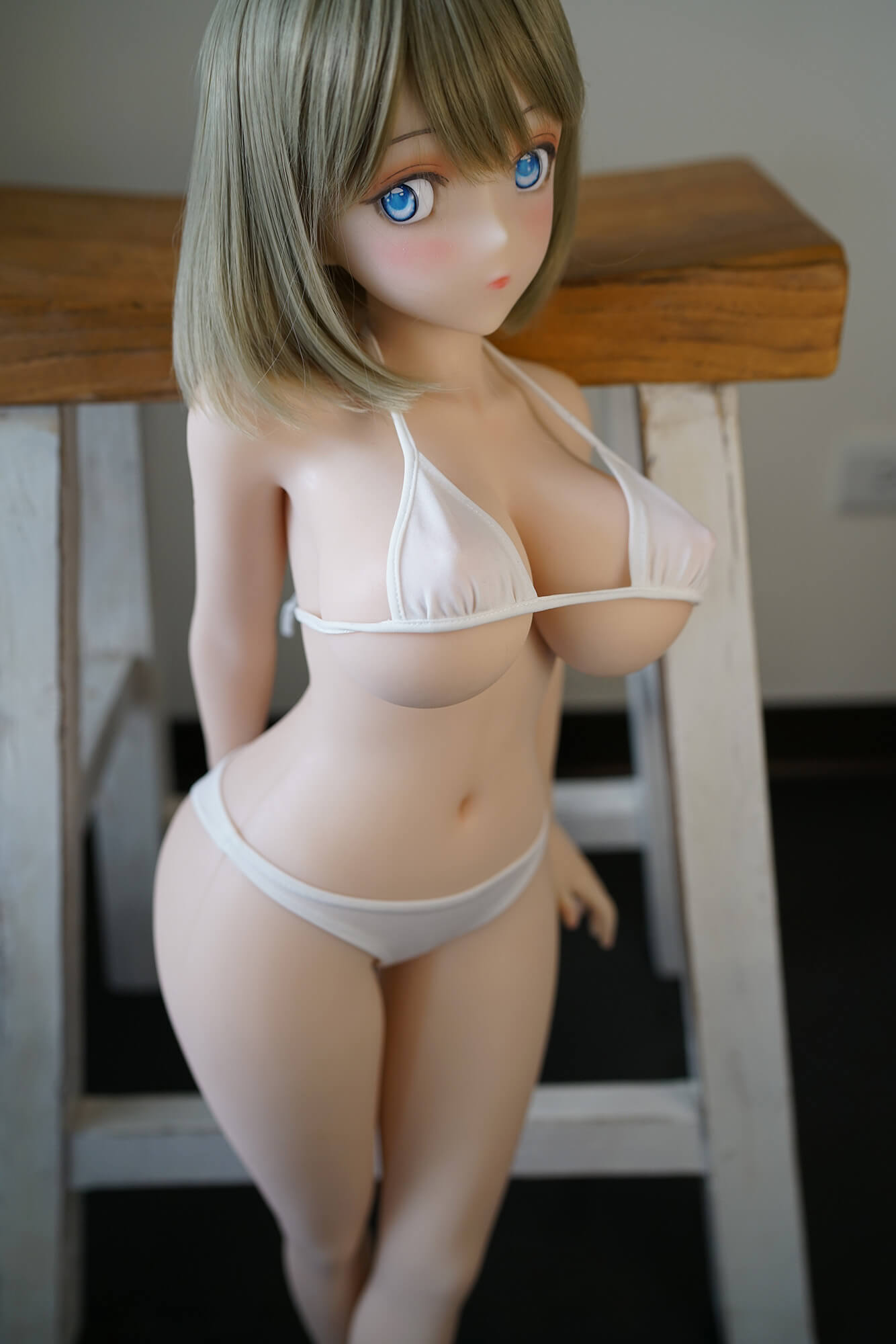 Pequeña muñeca sexual de anime con peluca gris