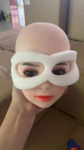 Poupée sexuelle à poitrine plate